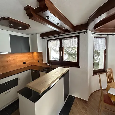 With 2 Surroundes By Meadows Apartment *